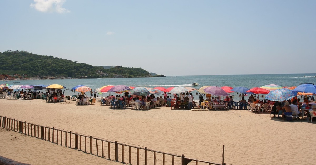 Sombrillas en la costa